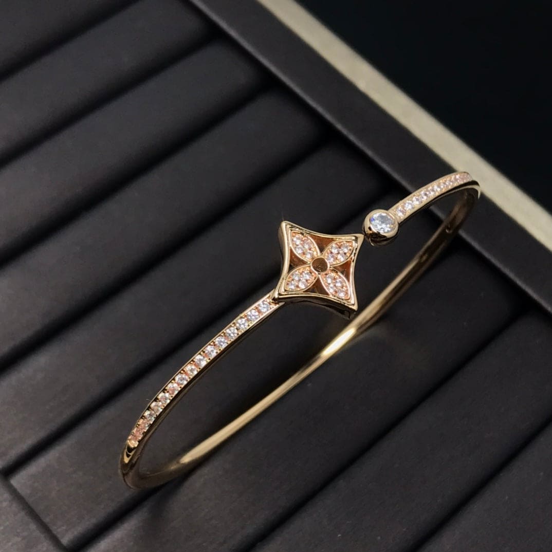 Louis Vuitton Idylle Blossom Twist 18K Gold Bracelet
