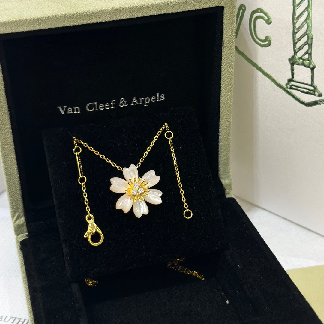 Rose de No?l 18K Gold Necklace