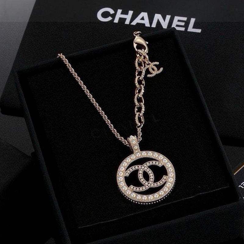 Chanel Pearl Round Gold 18K Gold Necklace
