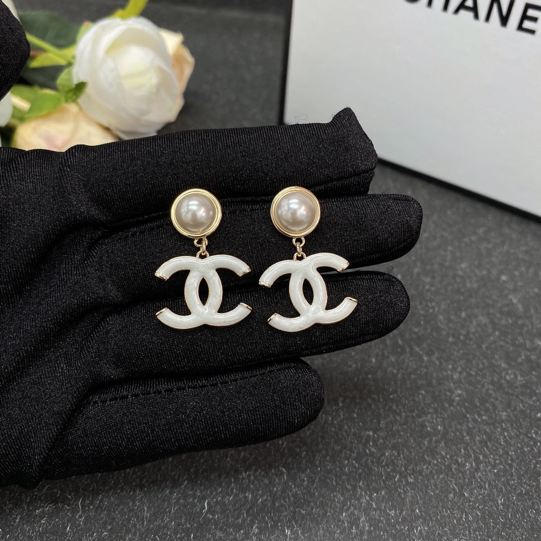 Chanel White Pearl 18K Gold Earrings