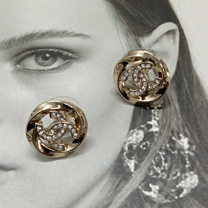 Chanel Round Diamond Gold 18K Gold Earrings