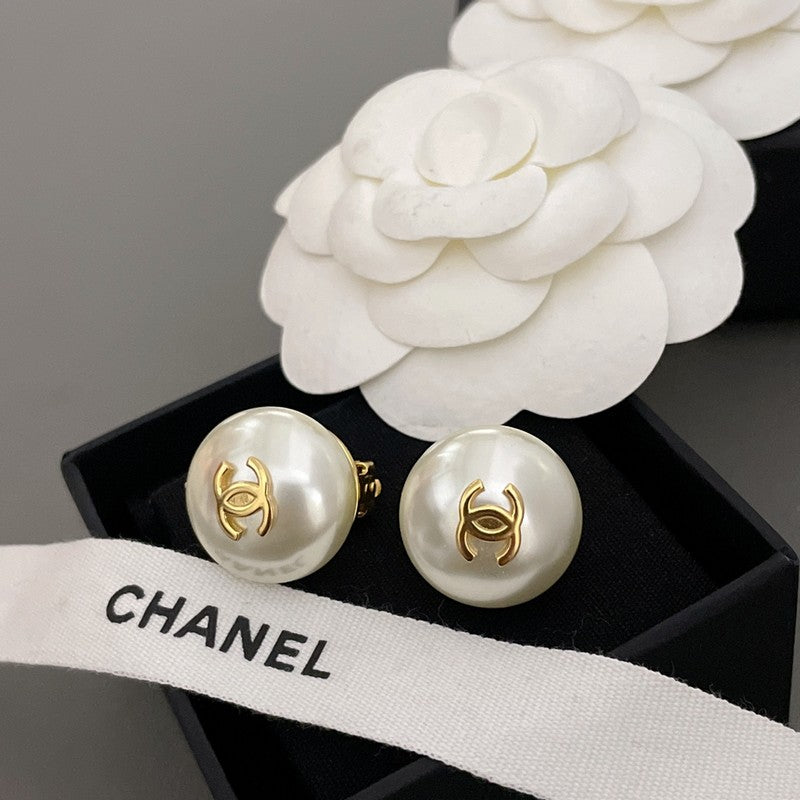 Chanel Pearl Gold Round 18K Gold Earrings