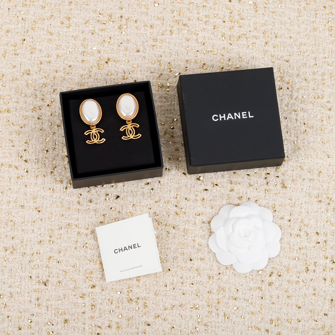 Chanel Big Pearl Pendant 18K Gold Earrings