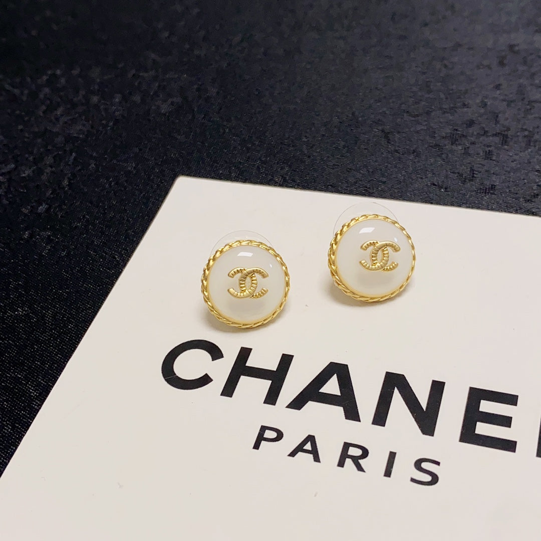 Chanel Pearl Vintage 18K Gold Earrings