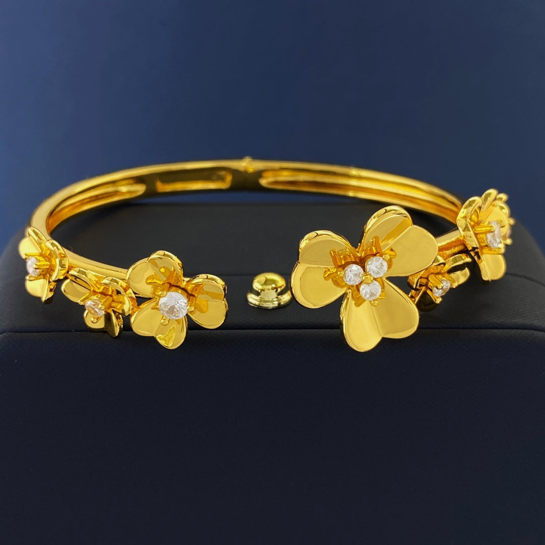 Frivole Seven Flowers 18K Gold Bracelet