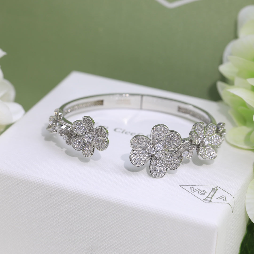 Frivole Seven Flowers Diamonds 18K Gold Bracelet