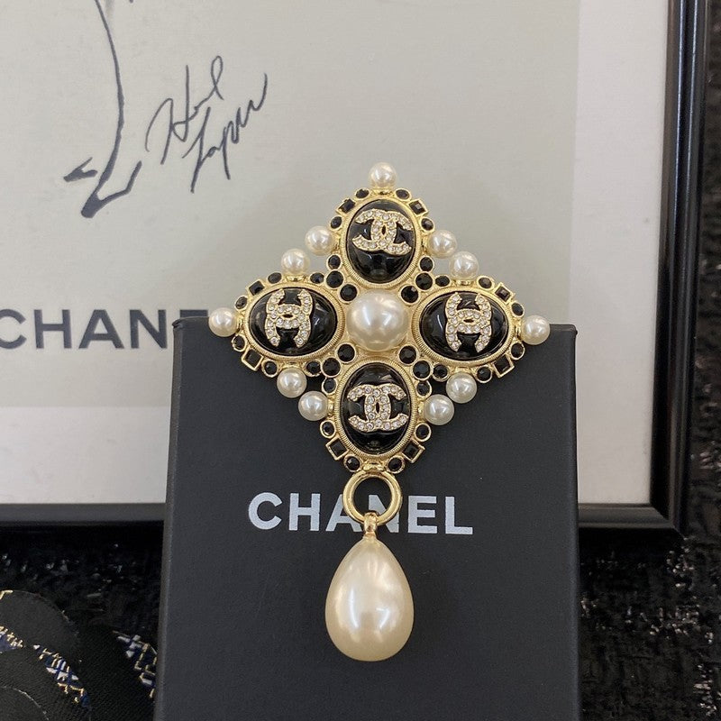 Chanel Pearl Pendant Gold 18K Gold Brooch
