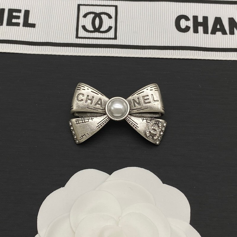 Chanel Bow Tie Pearl Gold 18K Gold Brooch