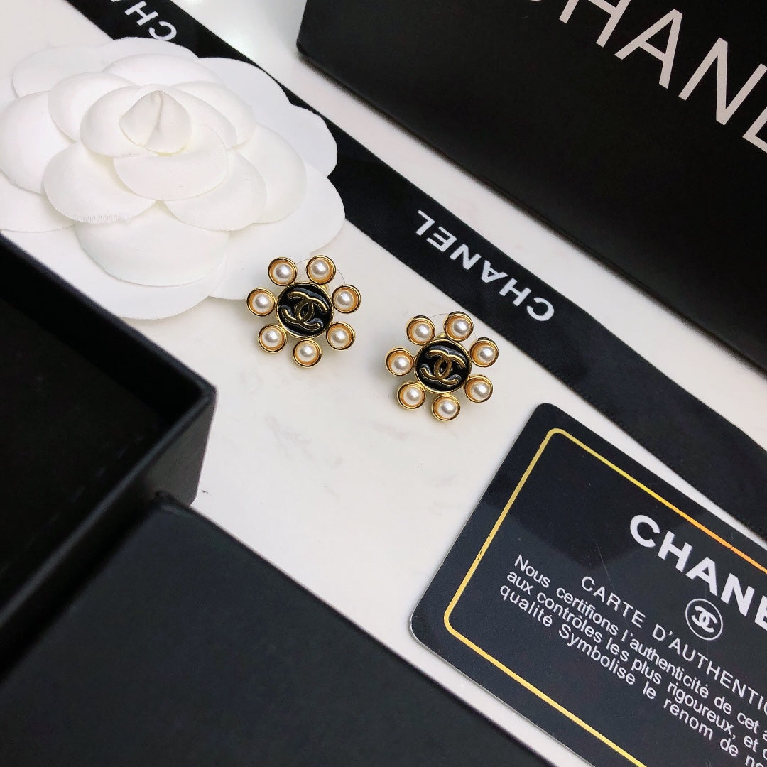 Chanel Flower Pearls 18K Gold Earrings