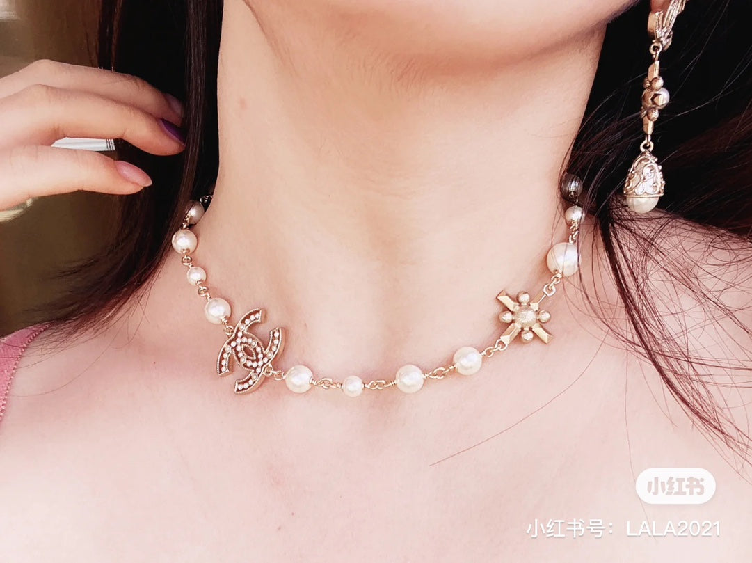Chanel Flower Pearls 18K Gold Necklace
