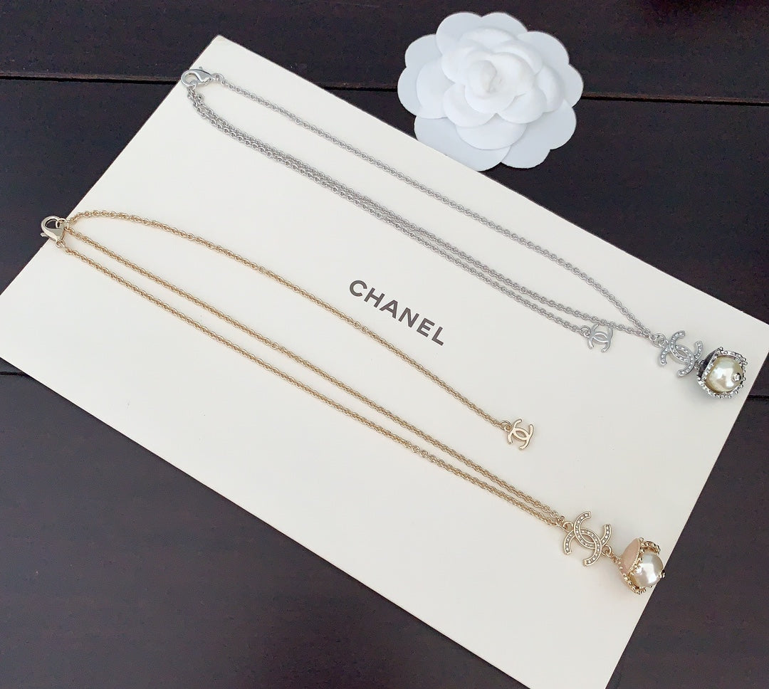 Chanel Pearls Flower 18K Gold Necklace