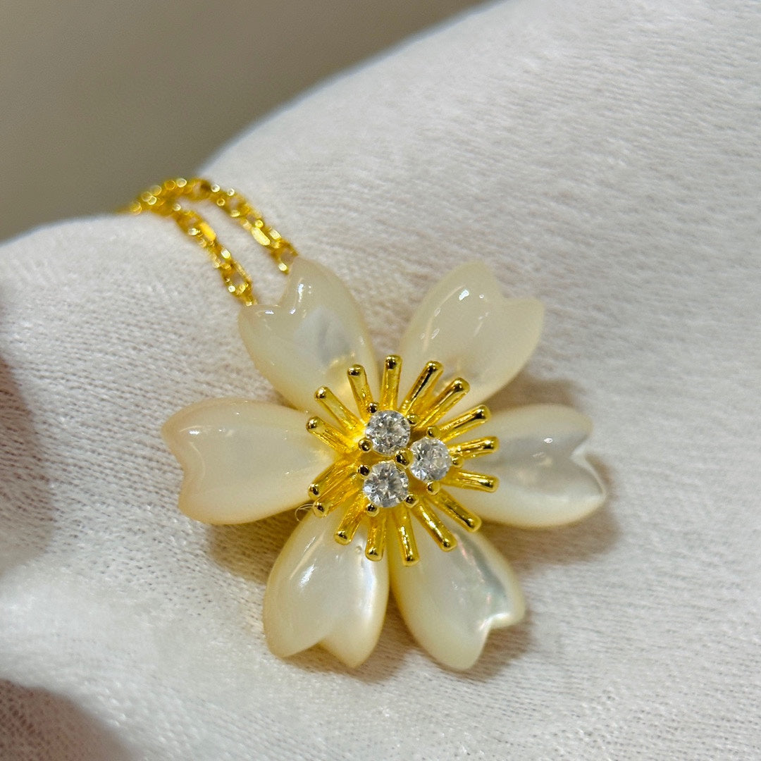 Rose De Noel Clip Pendant 18K Gold Necklace
