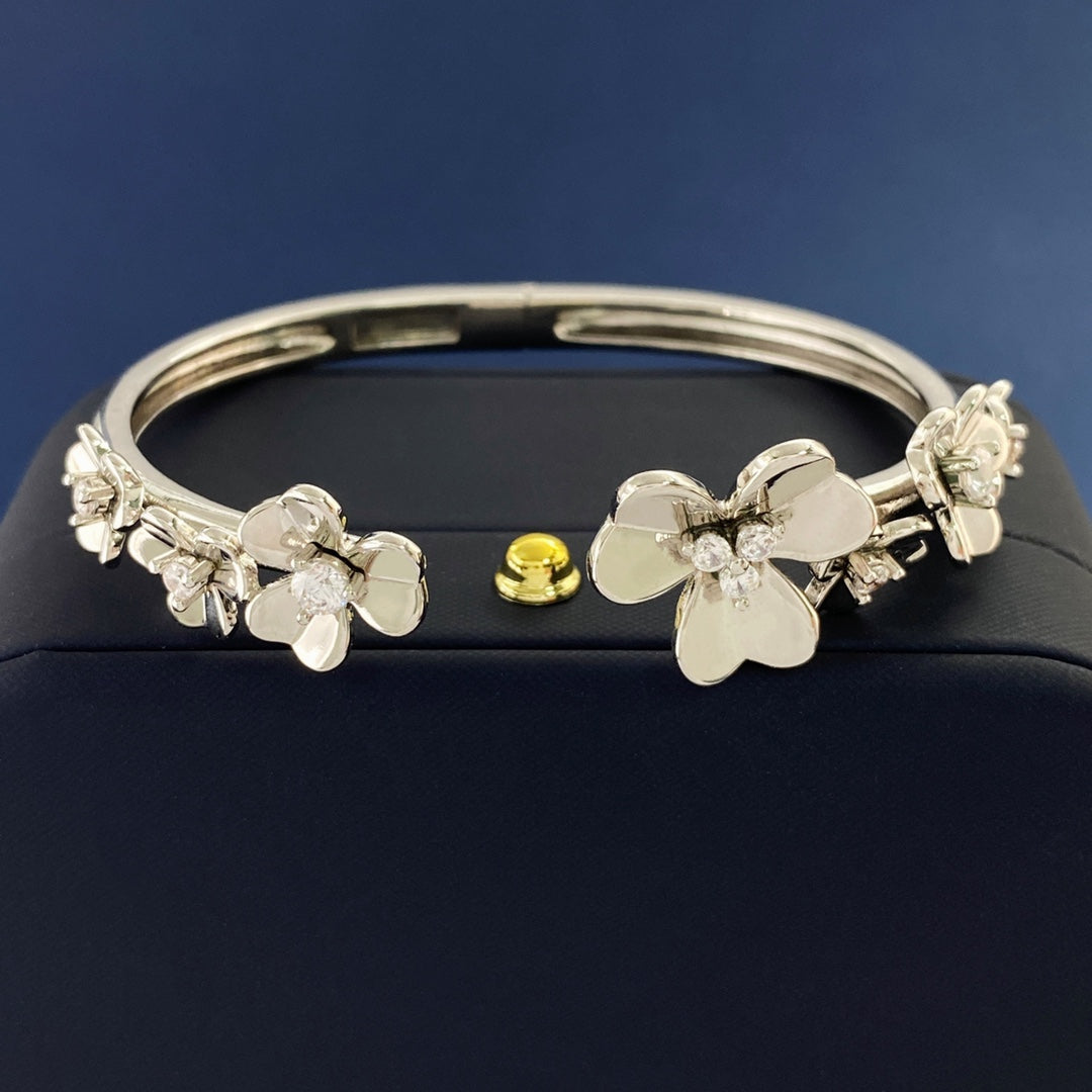 Frivole Seven Flowers 18K Gold Bracelet