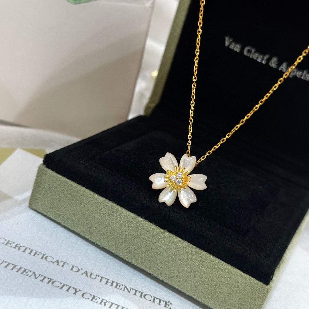 Rose de No?l 18K Gold Necklace