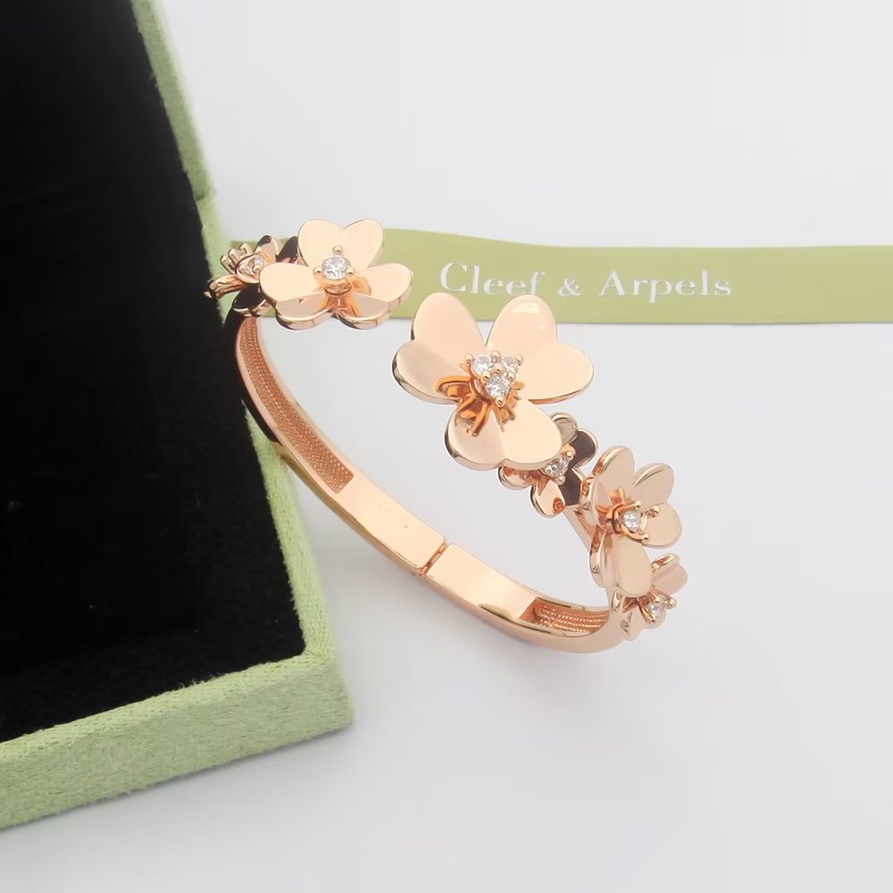 Frivole Seven Flowers 18K Gold Bracelet