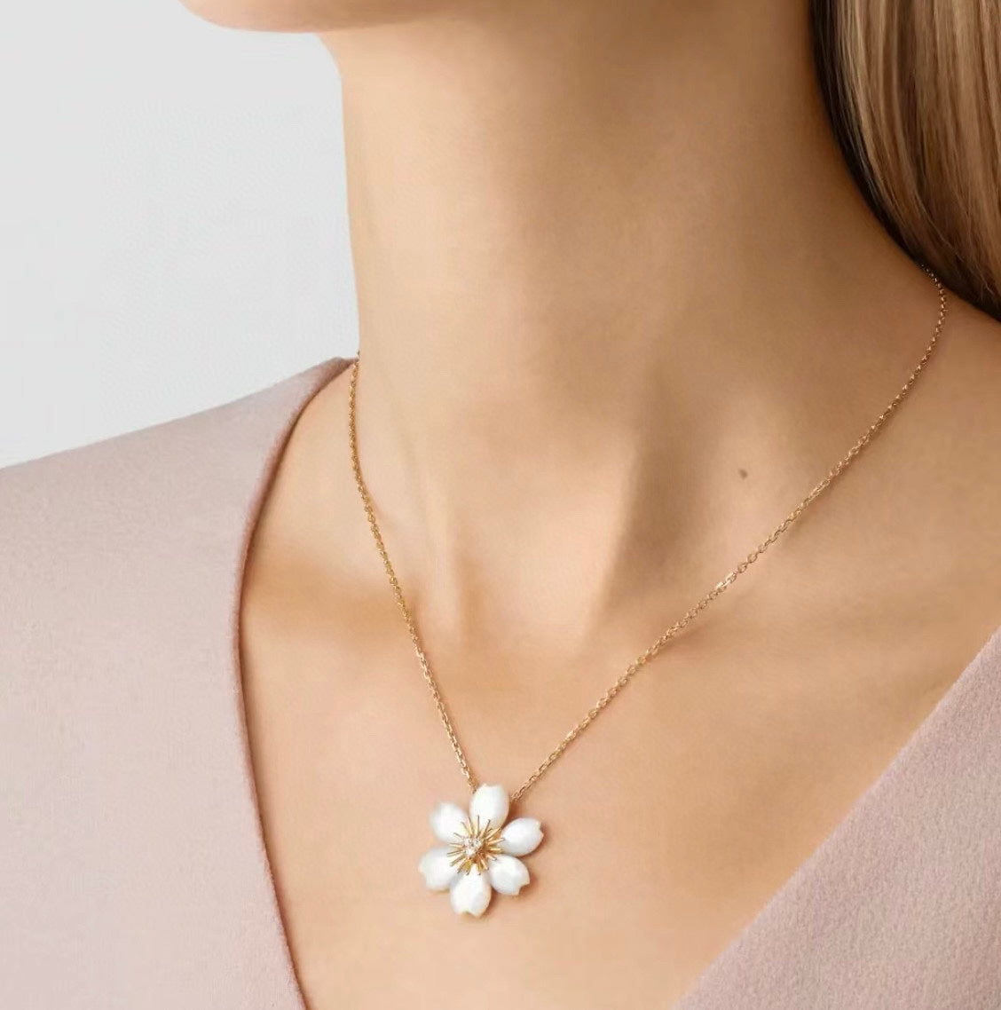 Rose de No?l 18K Gold Necklace
