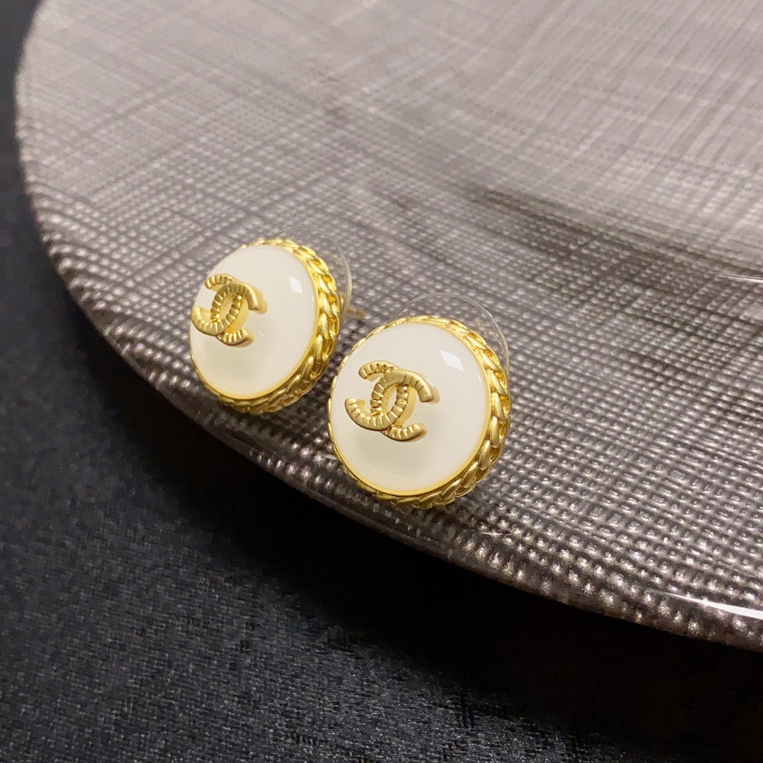 Chanel Pearl Vintage 18K Gold Earrings