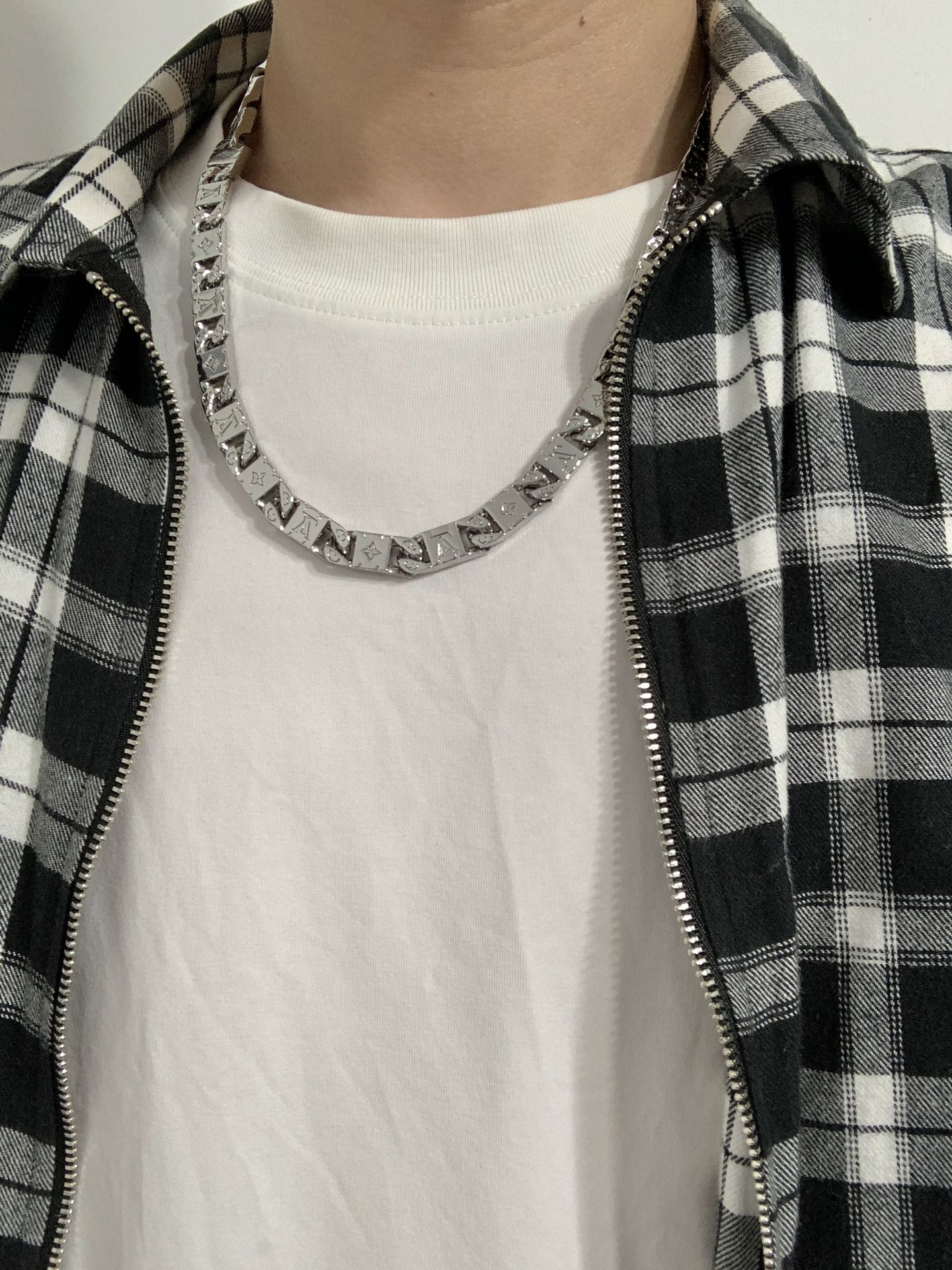 Louis Vuitton Monogram Tied Up 18K Gold Necklace
