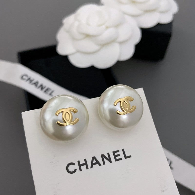 Chanel Pearl Gold Round 18K Gold Earrings
