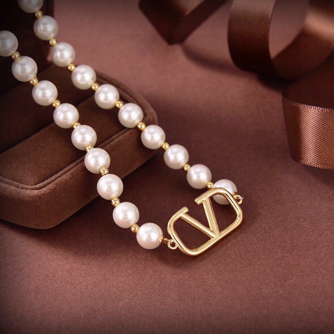 VLogo Pearls Choker 18K Gold Necklace